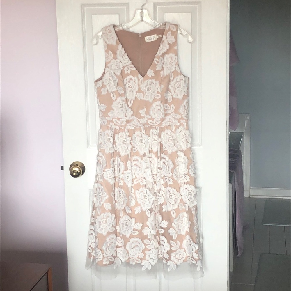 Getting Married? 👰 You need this Eliza J dress!